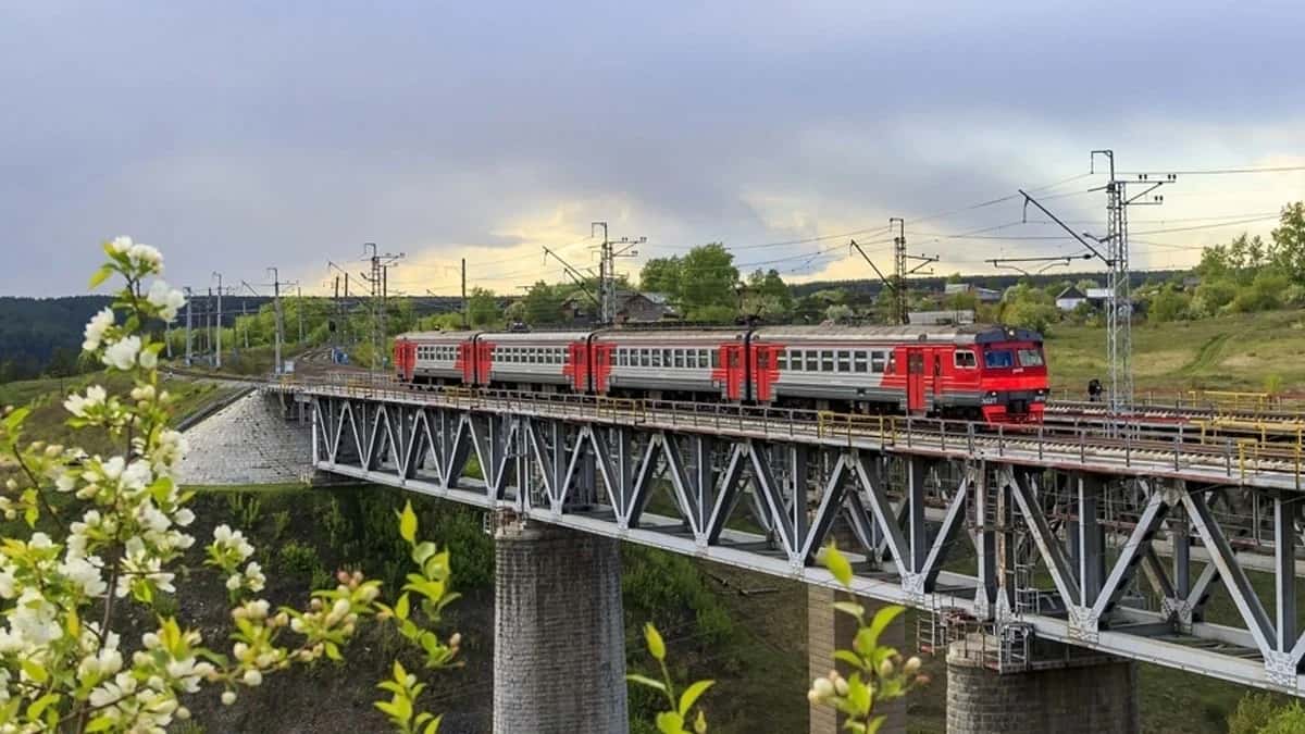 Уральцам дадут больше электричек: СвЖД анонсировала гигантский пакет дополнительных рейсов на праздники