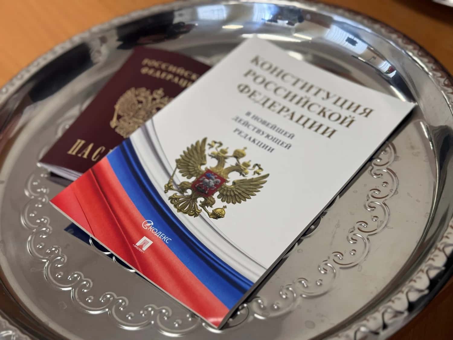 «Прочный фундамент для каждого»: в администрации юным гражданам вручили паспорта и памятные подарки