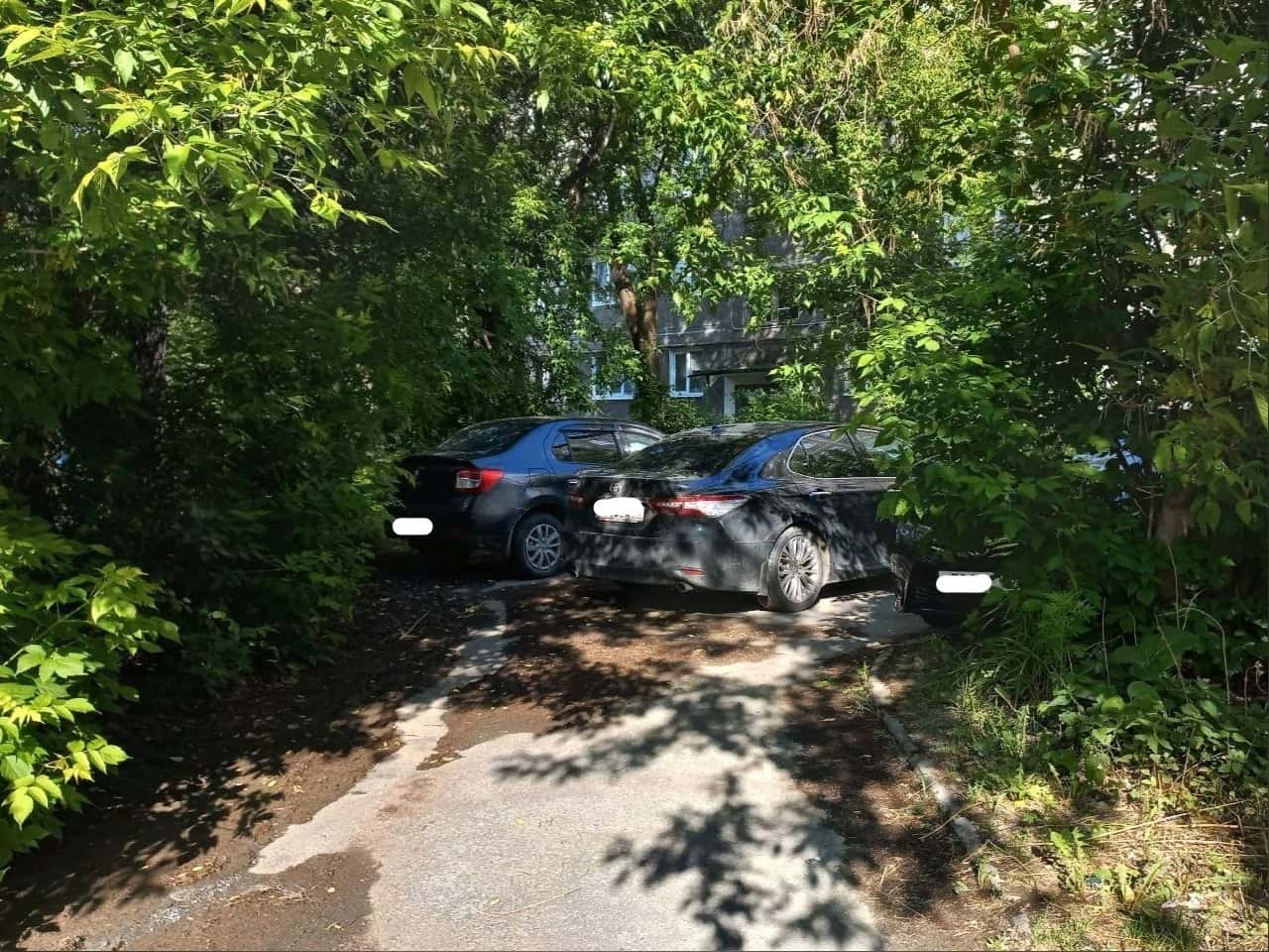 Первоуральцы пожаловались на автомобили, поставленные на проходе