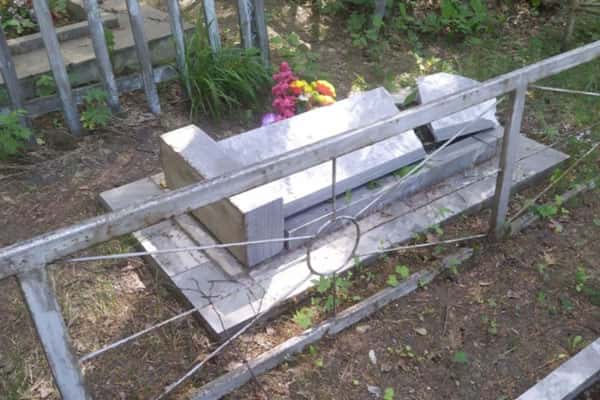 «Они не найдут милости у Бога!» В Первоуральске вандалы разгромили кладбище