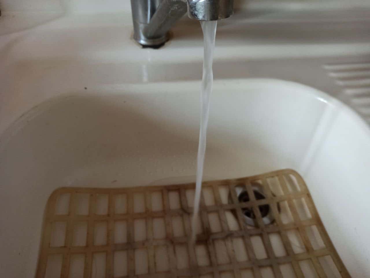 Жительница Первоуральска пожаловалась на водопроводную воду с запахом болота