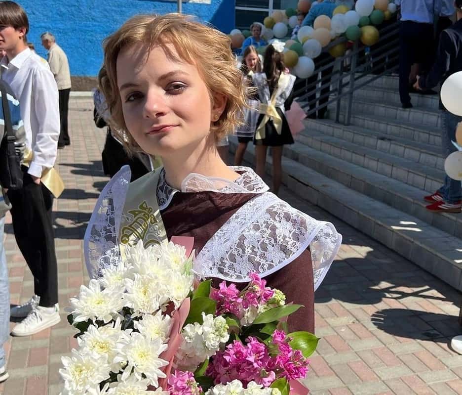 Выпускница Елизавета Полякова сдала ЕГЭ по русскому языку на 100 баллов