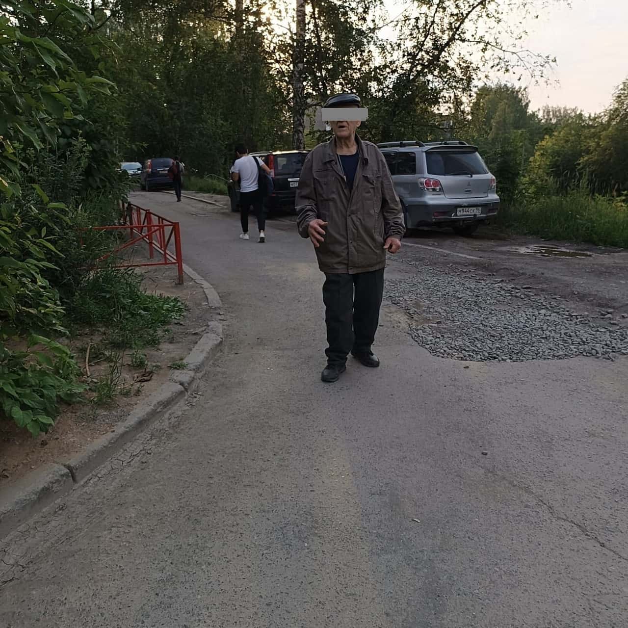 Первоуральцы помогли потерявшемуся пожилому мужчине 