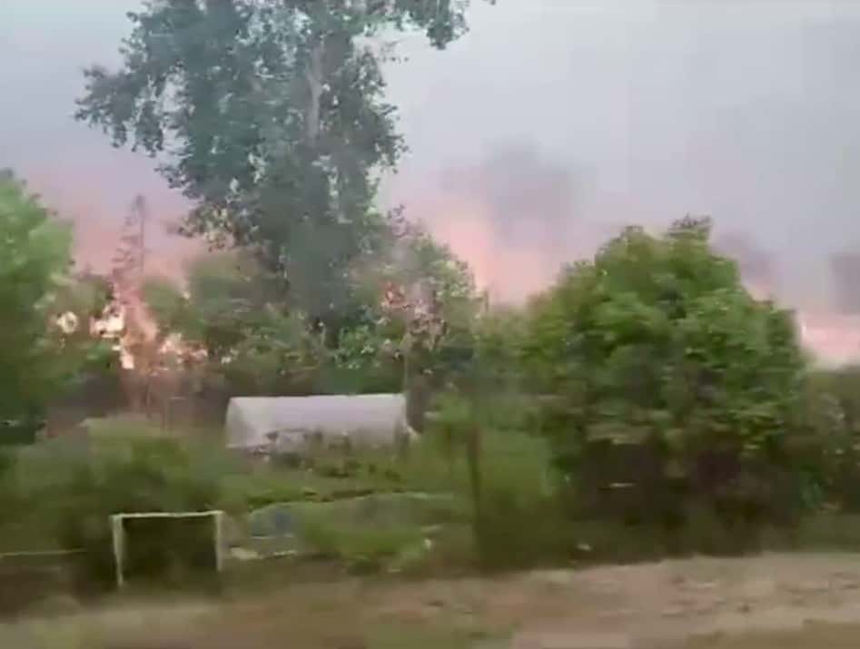 На Урале природный пожар перекинулся на деревню — уничтожены десятки домов 