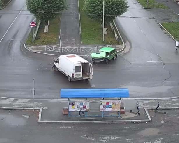 На окраине Первоуральска столкнулись микроавтобус и «Нива». Есть пострадавший