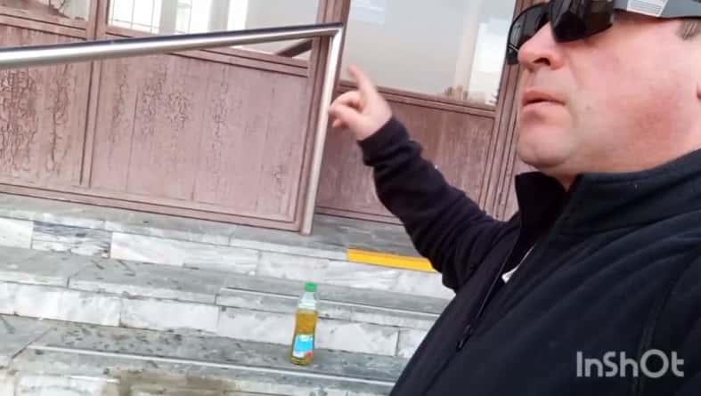 Первоуральцы приносят к мэрии бутылки с грязной водой 