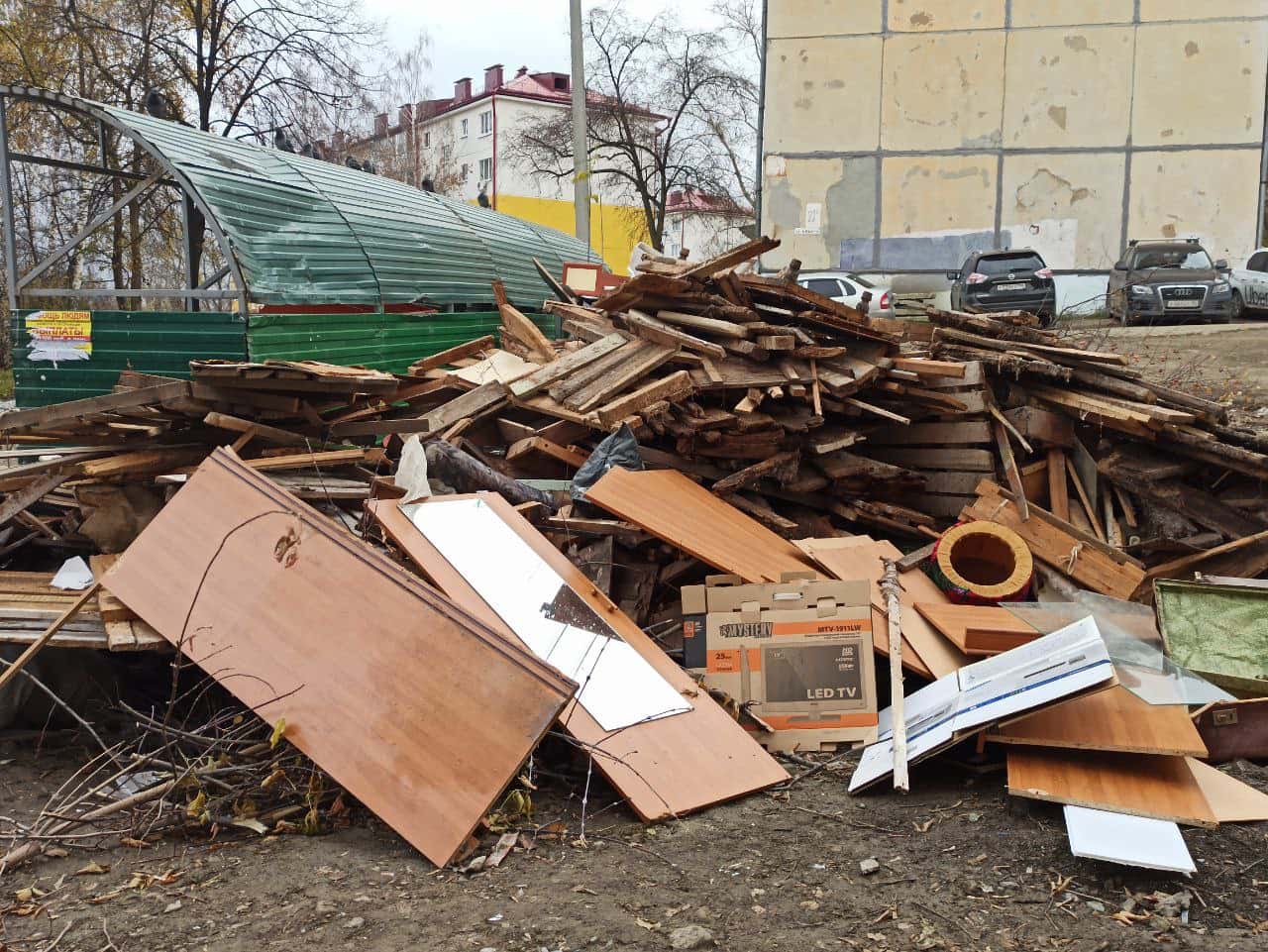 В Первоуральске возле контейнерной площадки образовалась свалка 