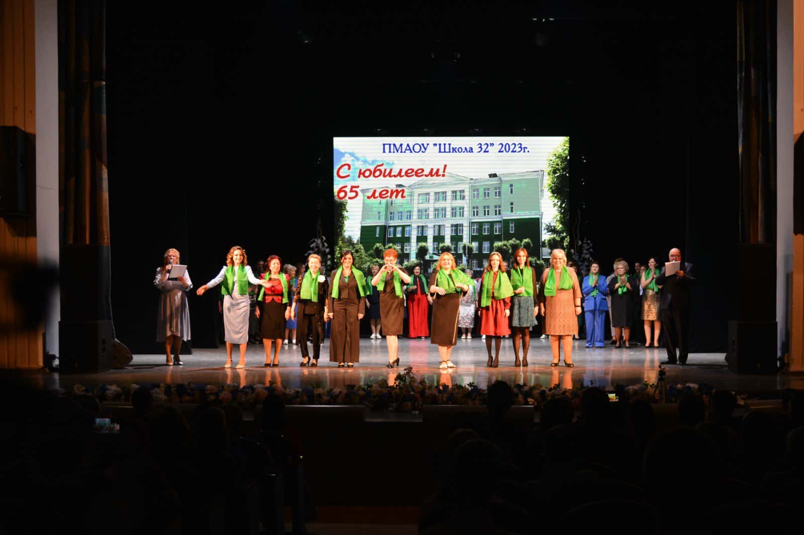 В Первоуральске отметили юбилей школы, в которой учился глава города