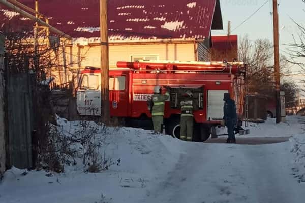 Накануне в поселке под Первоуральском сгорели дом и баня