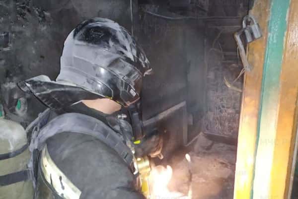 Ночью в Первоуральске в пятиэтажке горела дверь квартиры. Помощь спасателей не понадобилась