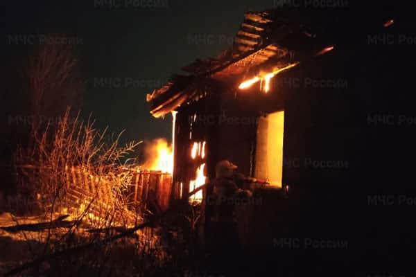 В поселке под Первоуральском в крупном пожаре сгорел частный жилой дом