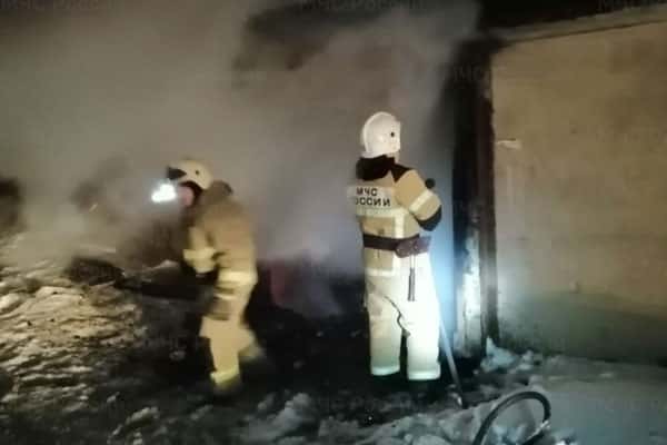 В селе под Первоуральском в крупном пожаре сгорел гараж, квадроцикл и снегоход