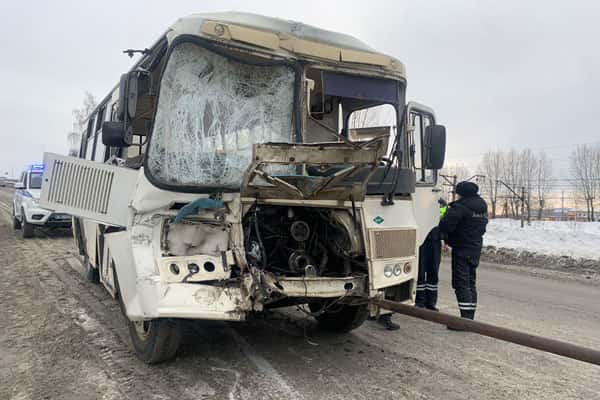 В Первоуральске грузовик протаранил автобус без пассажиров