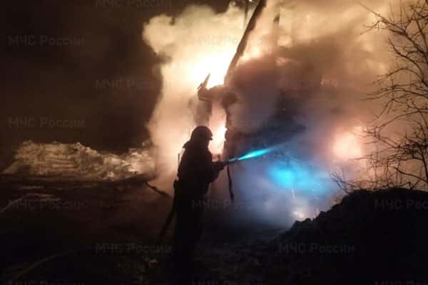 Накануне в поселке под Первоуральском в крупном пожаре сгорел садовый дом