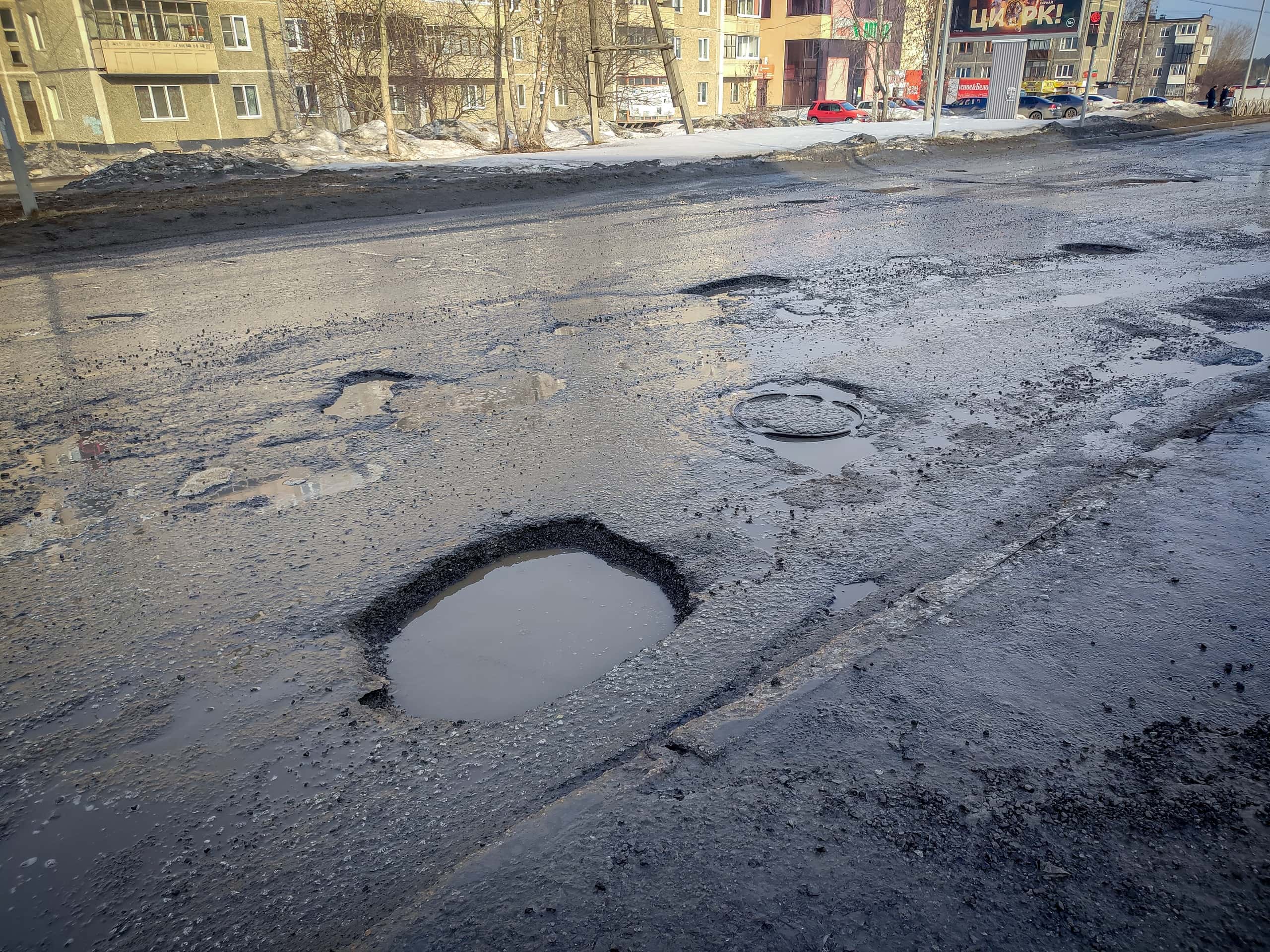 Первоуральцы пожаловались на яму размером более метр