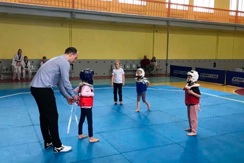 «Будь как тэквандист!» - дети полицейских прошли спортивную тренировку вместе с профессионалом