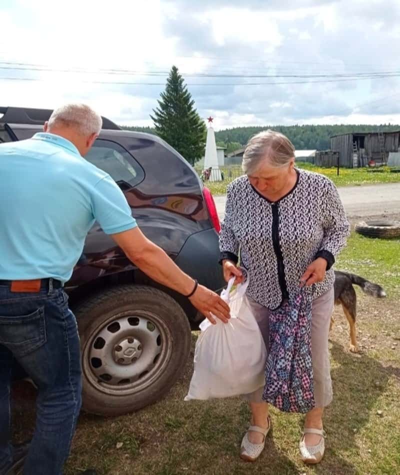 «Мы помогаем нуждающимся»: благотворительный фонд из Первоуральска доставил продукты жителям