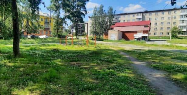 Жители поселка в Первоуральске просят благоустроить их двор