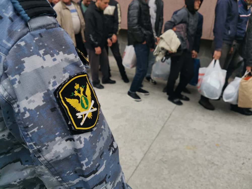 Более полутора тысяч мигрантов выдворили из Свердловской области