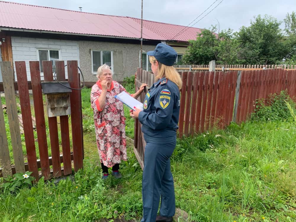 В поселках Первоуральска устанавливают пожарные извещатели