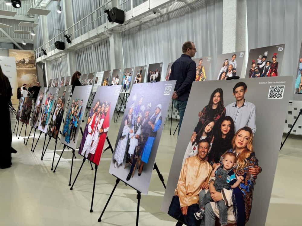 В культурном центре Первоуральска открыли выставку, посвященную семьям Урала