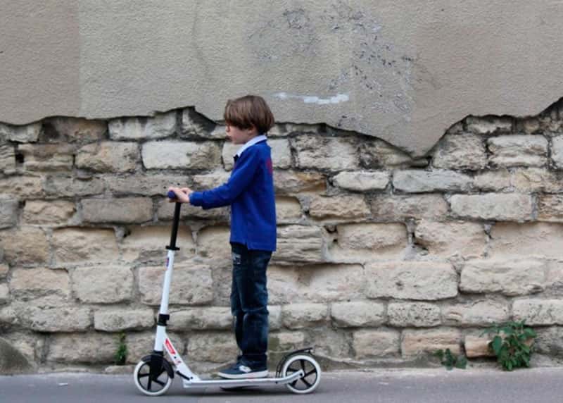 В Первоуральске прохожий напал на мальчика на самокате