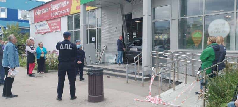 Пенсионер на Subaru протаранил «Пятерочку» в Первоуральске