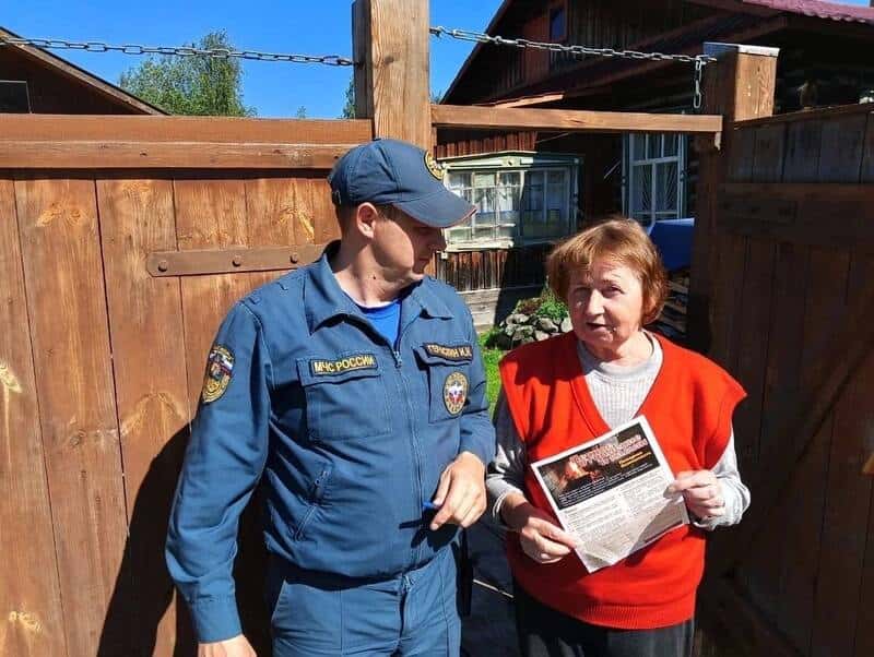 Пожарные рассказали свердловчанам о мерах безопасности при обращении с огнем