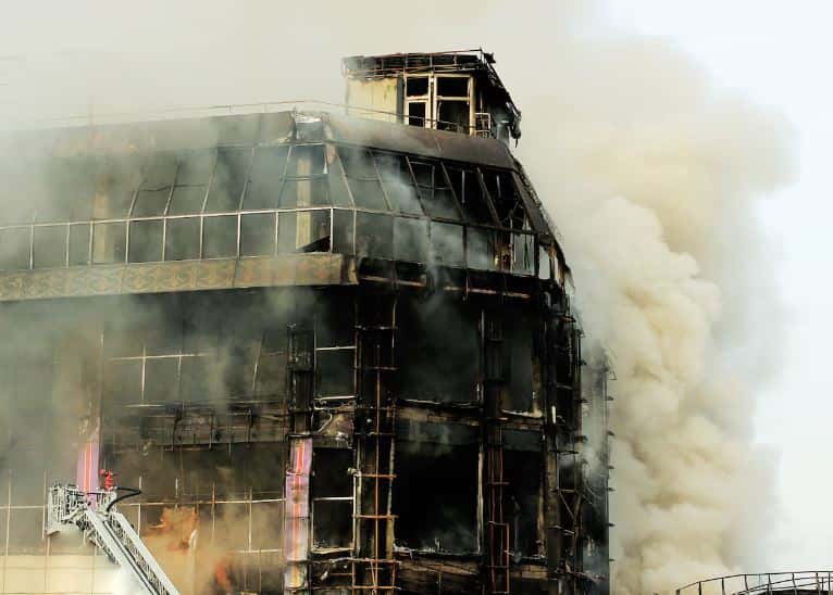 В Москве мигрант хотел взять деньги в долг, но вместо этого зарубил пенсионера и поджог дом