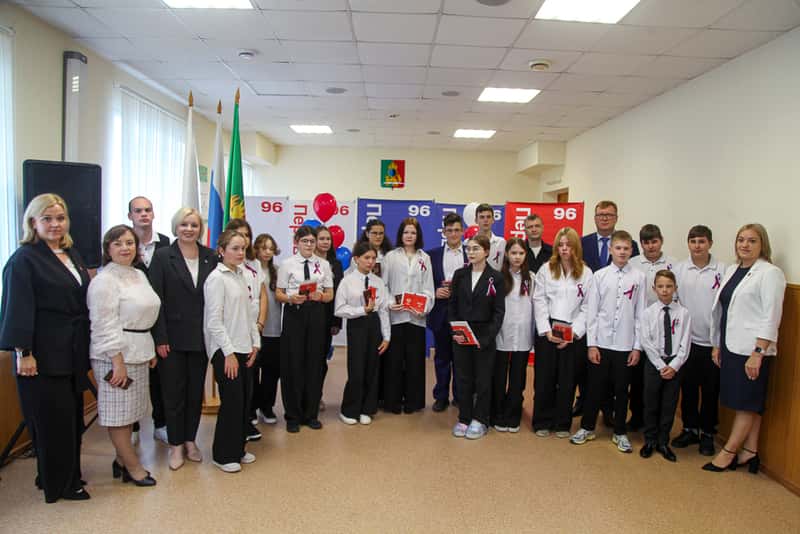 Юные первоуральцы получили свои первые паспорта: церемония вручения прошла в День государственного флага