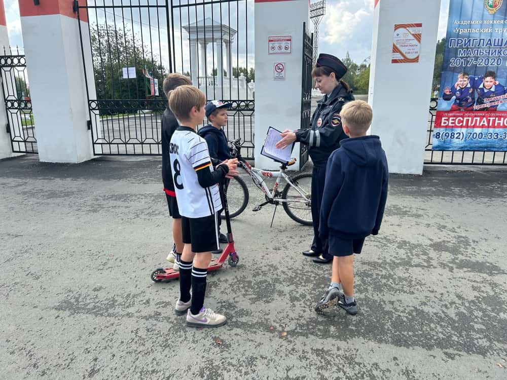 Юным первоуральцам рассказали о правилах дорожного движения