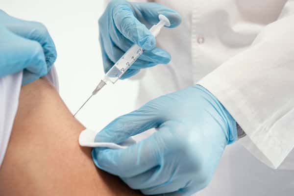 Первоуральские медики получили 10 тысяч доз вакцины от гриппа