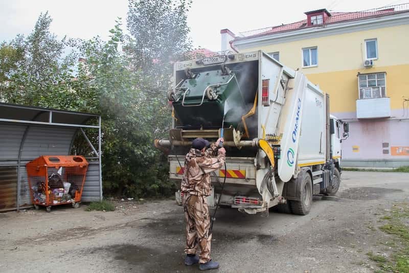 В Первоуральске продолжаются работы по дезинфекции контейнеров