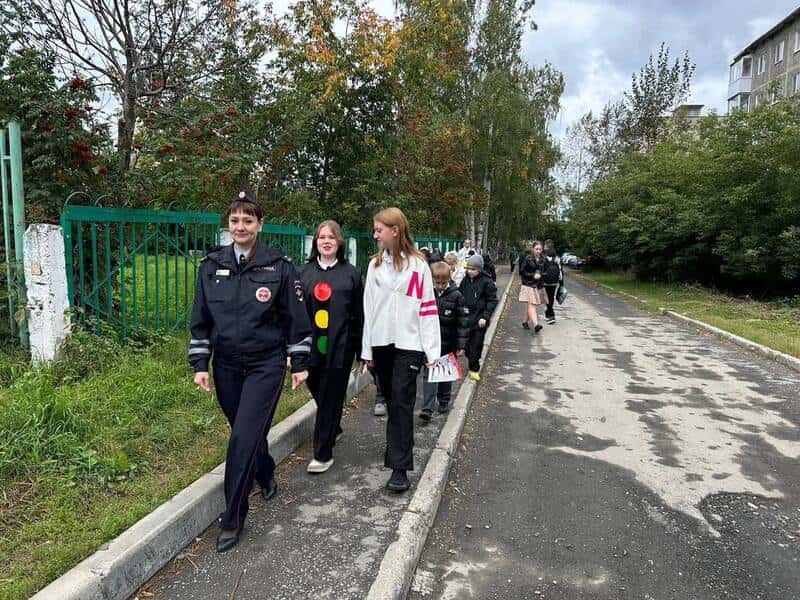 Первоуральские школьники изучают правила дорожного движения вместе с ГАИ