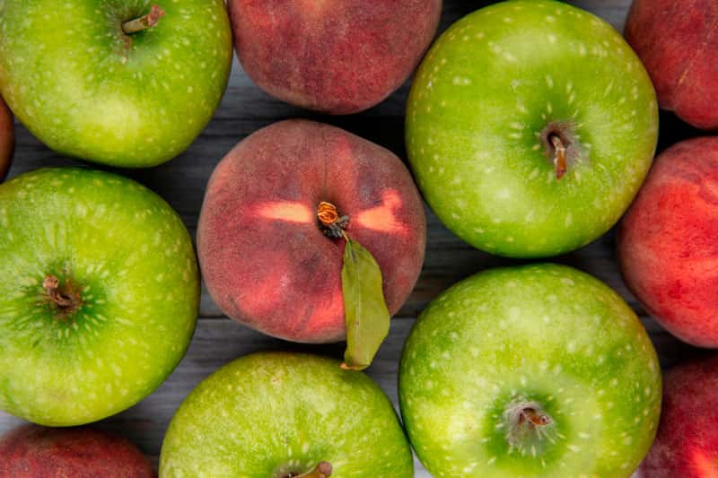 Эксперт рассказала, как сделать печеные яблоки полезнее