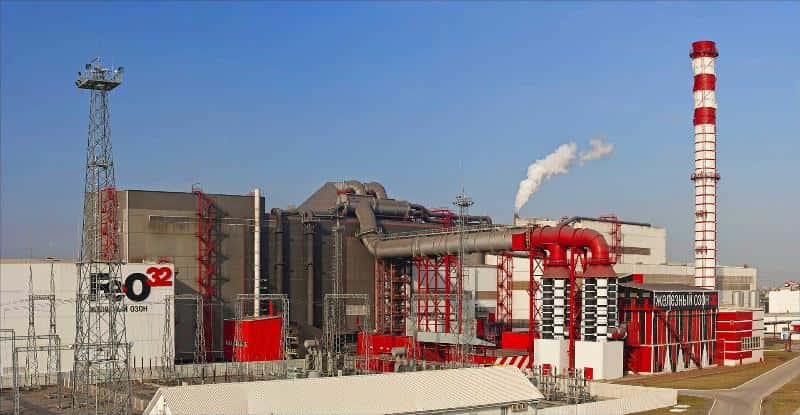 В Первоуральске самосвал снес опору линии электропередачи на Новотрубном заводе