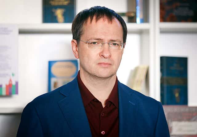 «Непозволительная роскошь»: Мединский предложил сократить длительность образования