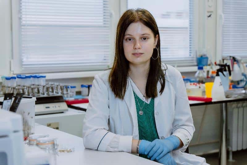 Студентка из Новосибирска вывела моль, способную утилизировать пластик