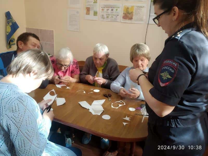 Сотрудники ГАИ поздравили старшее поколение с Днем пожилого человека