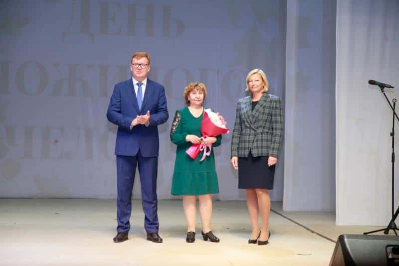 В Театре драмы Первоуральска наградили ветеранов труда