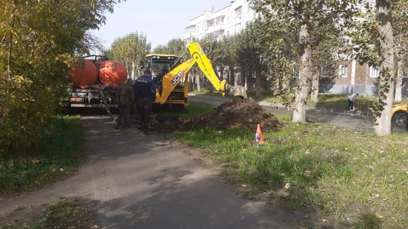 В Первоуральске на улице Володарского устранили утечку на трубопроводе