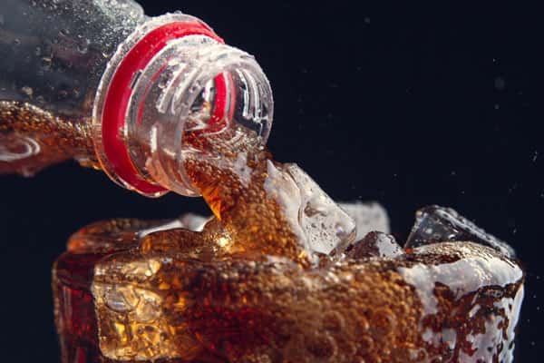 Гастроэнтеролог рассказала о вреде сладкой газировки