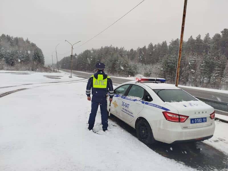 ГИБДД Свердловской области призывает автовладельцев подготовиться к зиме