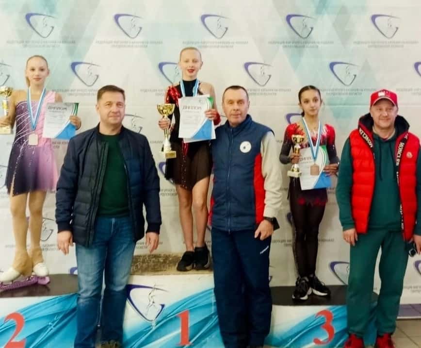 Юные первоуральцы отличились на соревнованиях по фигурному катанию