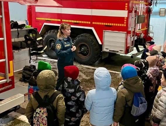Первоуральским дошколятам провели экскурсию в пожарной части