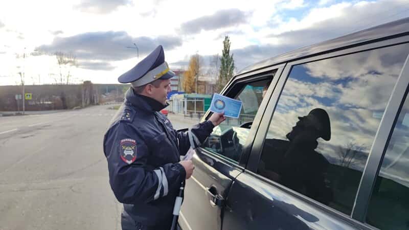 Уральские сотрудники ГАИ рассказали водителям, как безопасно управлять автомобилем зимой