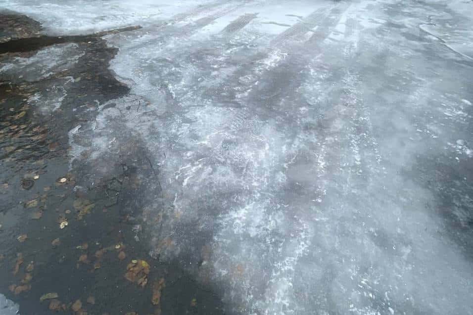 «Смертельный аттракцион»: в Первоуральске водопроводная вода бежит по улице уже 4 года и создает опасность зимой