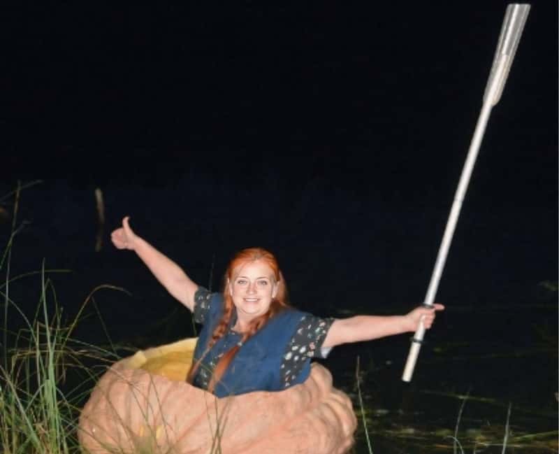 Жительница Псковской области сделала лодку из тыквы весом больше 200 килограммов