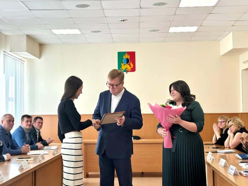 Первоуральским врачам вручили ключи от служебного жилья