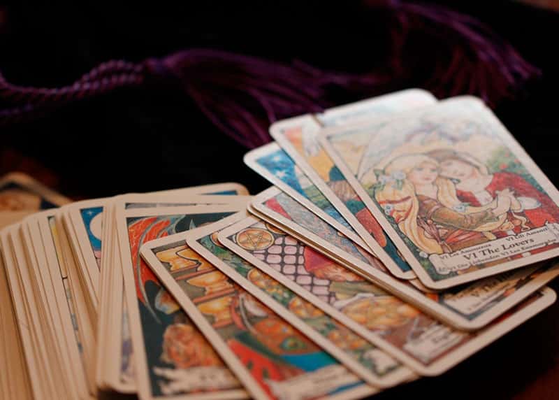 Эксперт рассказал, почему популярны тарологи и экстрасенсы